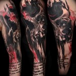 Trash Polka Tattoo - czaszka i napis na dłoni