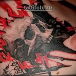 Trash Polka Tattoo - czaszka z napisem na piersi