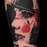 Trash Polka Tattoo - piękna twarz dziewczyny na ramieniu