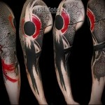 Trash Polka Tattoo - abstrakcja na ramieniu