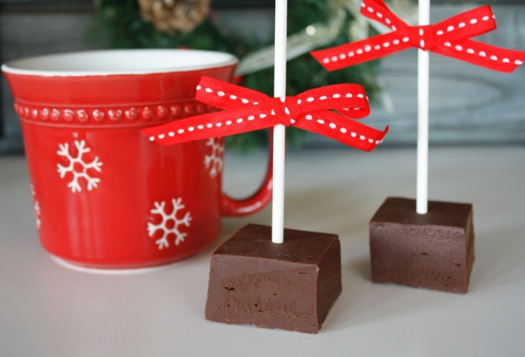 Lahodné pitie čokolády na špajdle prinútite sa piť pohár z červeného mlieka s čokoládovou mašľou