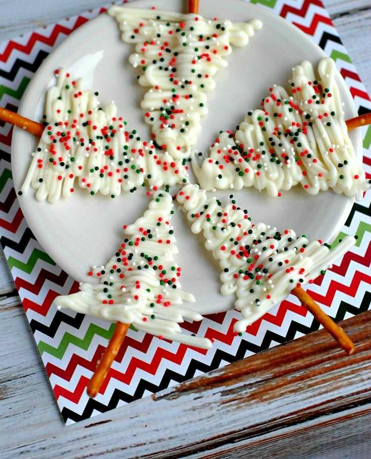 Biela čokoláda na pitie v tvare jedle s tyčinkami praclíka ako stonkou prinútiť sa piť čokoládu biela čokoládová jedľa vrstvy nápadu soľná tyčinka