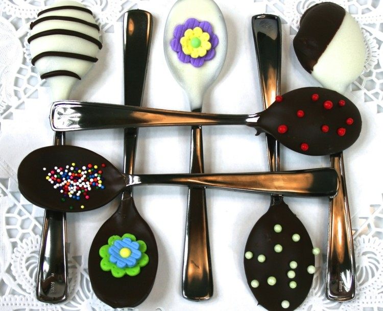 Pripravte si lyžicu dezertu - horkú a bielu čokoládu s ozdobami vyrobte si vlastné pitie čokolády ušľachtilé lyžice ozdobte kvety streusche cukru