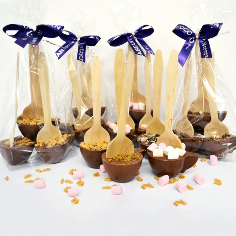 Čokoládu na pitie pekne zabaľte do fólie Vyrobte si svoj vlastný nápad na darček z čokolády na pitie drevená lyžica na balenie papierovej fólie