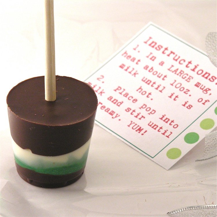 Mäta popíjajúca čokoládu na špajli s pokynmi na karte prinútite sa piť obálku s myšlienkou čokoládovej tyčinky