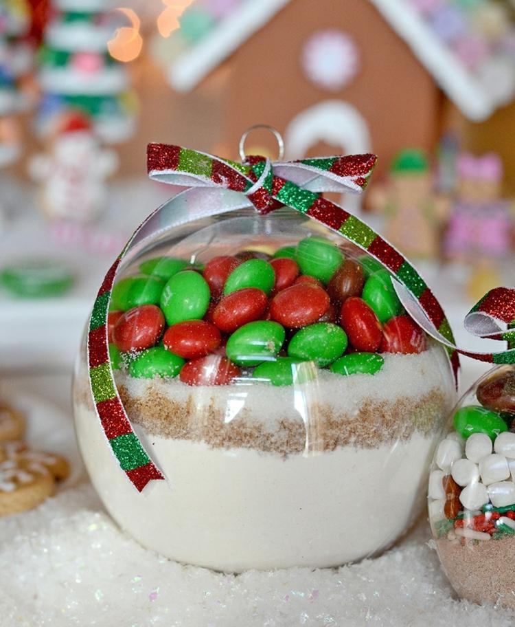 Biela čokoláda na pitie s M&M prinútite sa piť čokoládu z bieleho čačky, priehľadného skla, & amp; m