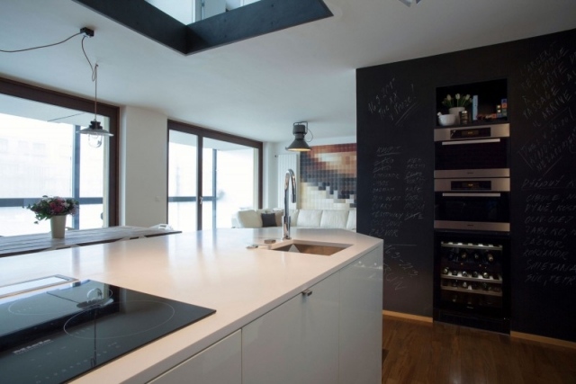 trojizbový byt v Prahe biela kuchyňa ostrovná stena tabuľa