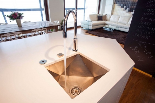 moderný kuchynský ostrov biely drez meď