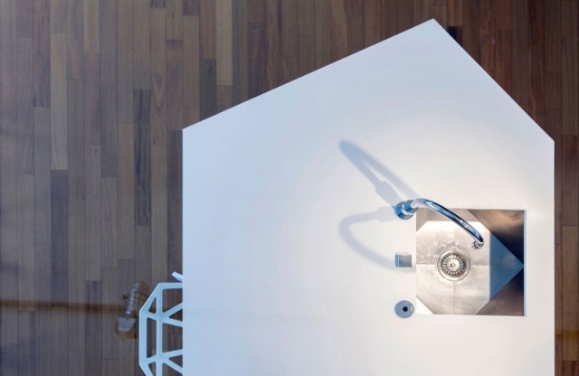 moderný byt drevená podlaha biely ostrov geometrický