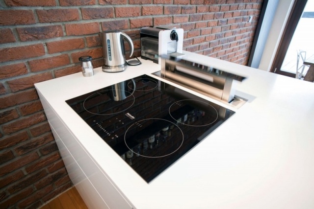 moderná kuchyňa biely ostrov tehlová stena industriálny vzhľad