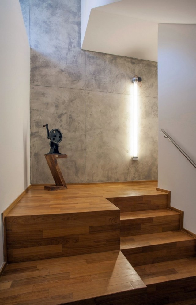 Triplexový byt v Prahe moderná priemyselná kombinovaná chodba