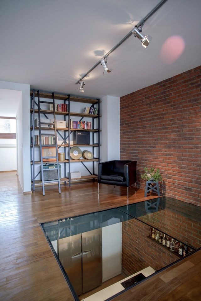 Triplexový byt v Prahe s presklenou podlahou a tehlovou stenou