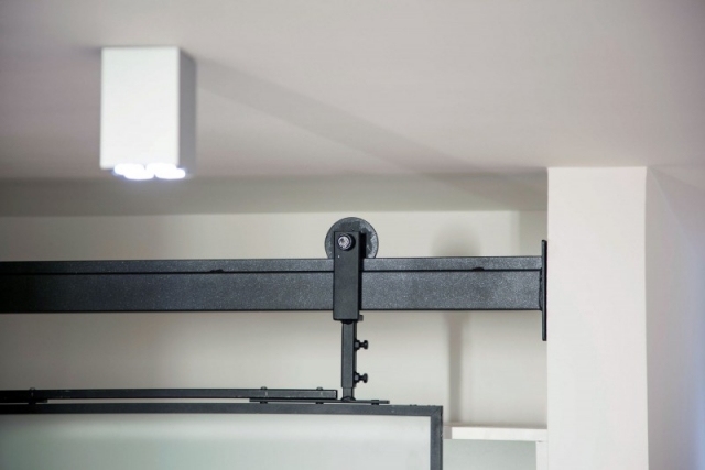 zariaďovanie šatníkových prvkov priemyselného vzhľadu