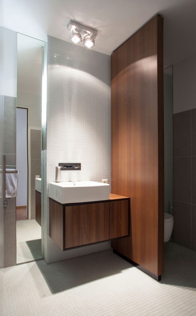 triplexný byt malá kúpeľňa drevená stena spodná skrinka