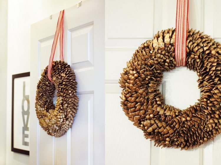 Dverový veniec z prírodných materiálov - pozlátené kužeľové šupiny vo venci morčací veniec-prírodné materiály-drotárstvo-dekorácia-jeseň-zima-šišky-kužeľové šupiny-zlaté trblietky