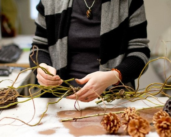 Jesenný zimný dverný veniec prírodné materiály viažu vŕbové vetvy Veniec na dvere prírodný materiál viaže vŕbové vetvy šišky