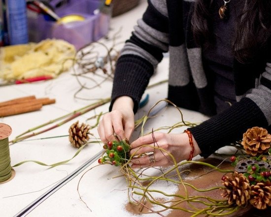 Ríbezle vŕby vetvy borovicové šišky krásna dekorácia Viazajte si veniec sami vŕbové vetvy šišky pekný nápad na dekoráciu