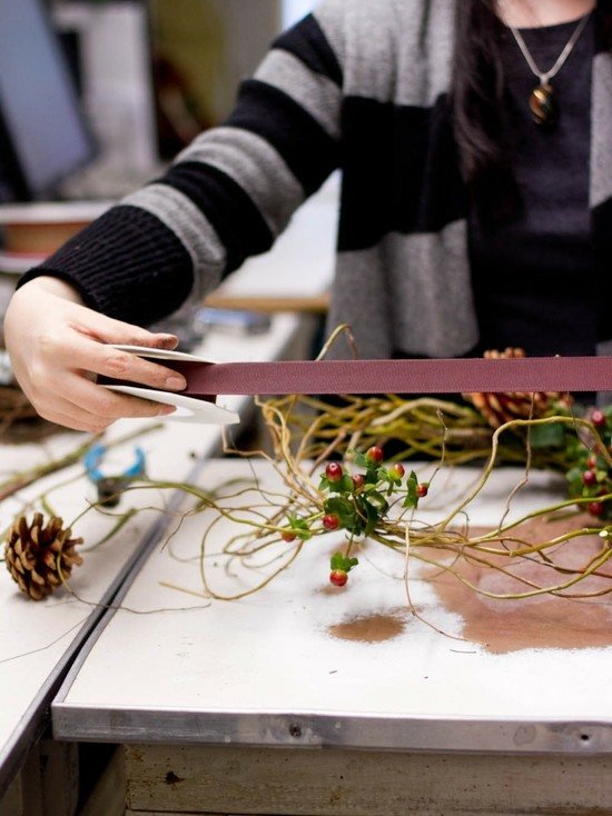 Vianočný veniec z prírodných materiálov viaže krásne dekorácie Prírodné materiály viažu krásne nápady na dekoráciu sviatkov