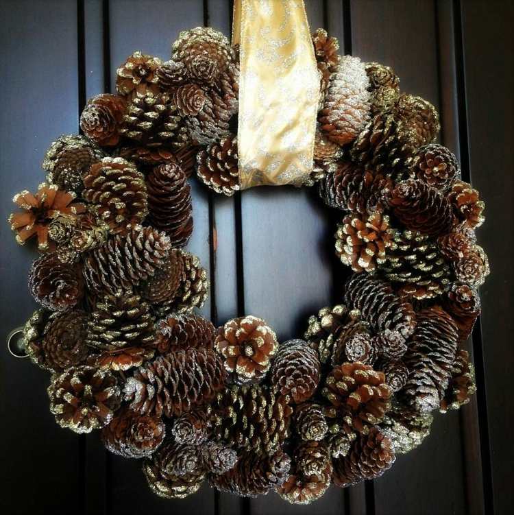 Veniec do dverí vyrobený z borovicových šišiek so zlatými trblietkami dverový veniec z prírodných materiálov šišky nápad rustikálna dekorácia