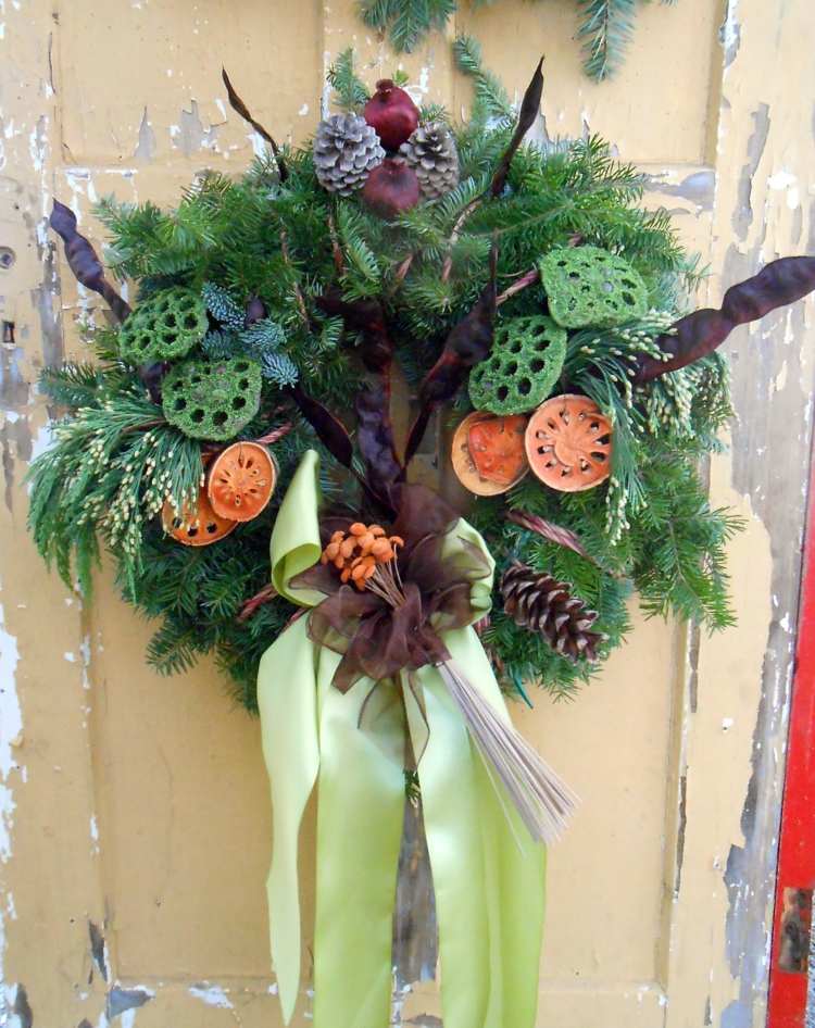 Ako prírodné materiály používajte potpourri veniec na dvere vyrobený z prírodných materiálov slučka potpourri nápad na vianočnú výzdobu