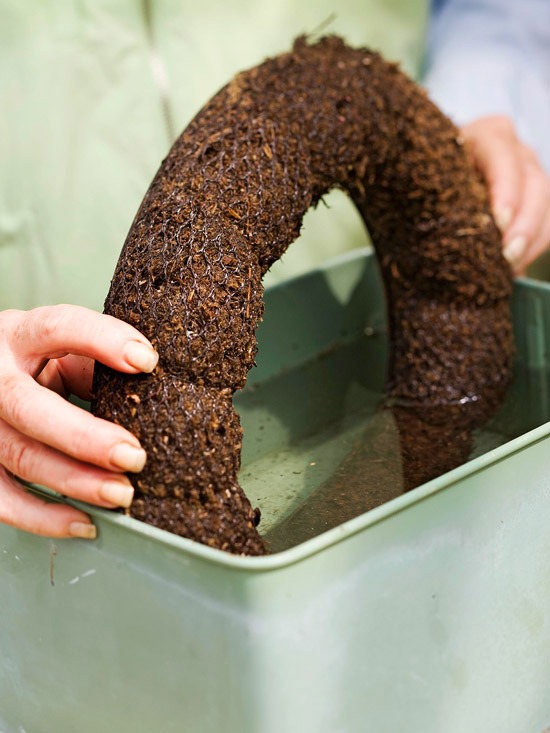 vyrobte si vlastný veniec na dvere navlhčite dekoráciu z miazgových rastlín