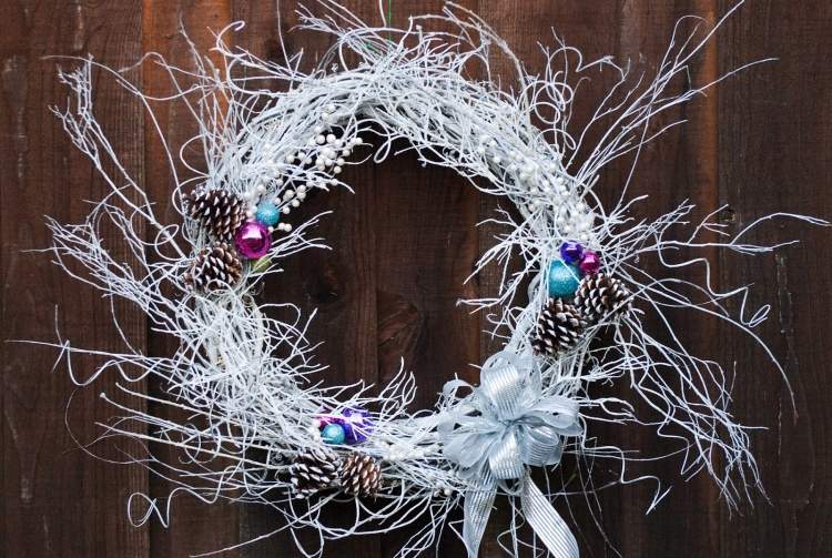 štýlový venček na dvere v bielej farbe zdobený šiškami a vianočnými guľami Tinker dverový veniec na vianočné inštrukcie-bielo-strieborno-mrazený-efekt-deko-šišky