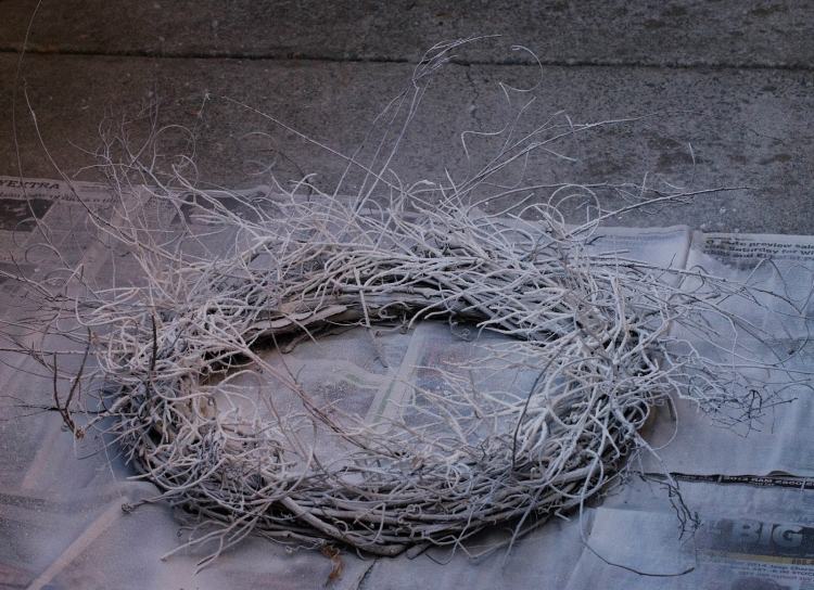 okolo a Tinker dverový veniec na Vianoce -inštrukcie-mrazené-mrazené-biele-sprej-sila