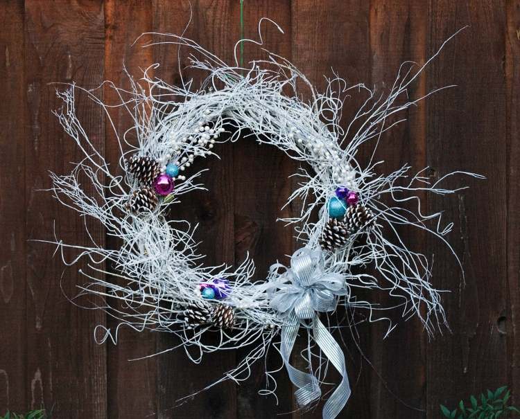 krásny venček na Vianoce s mrazivým efektom Tinker dverový veniec na Vianoce -inštrukcie-mrazený-mrazený-efekt-dekorácia-šišky-štýlové