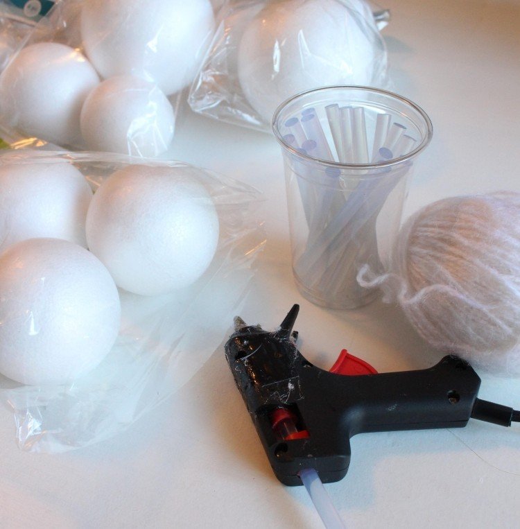 užitočné materiály - polystyrénové gule, horúce lepidlo, prsteň, priadza Tinker dverový veniec na Vianoce -inštrukcie-biela-polystyrénová guľa-horúca lepiaca pištoľ