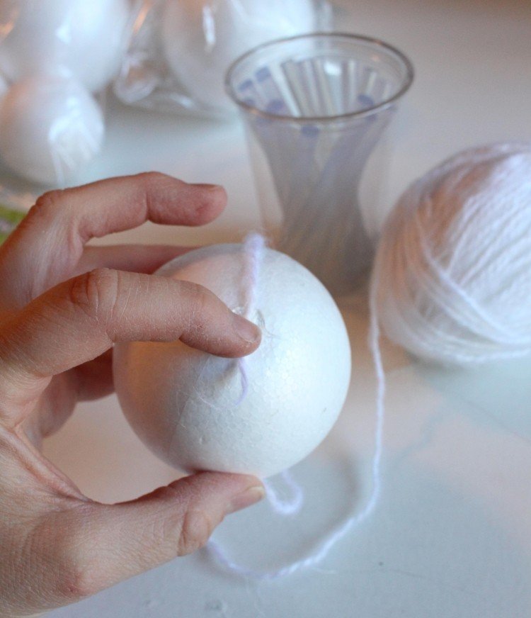 Omotajte bielu vôľu okolo polystyrénových guličiek a zafixujte Tinker dverný veniec na Vianoce -inštrukcie-polystyrénová guľa-biela-priadza-ovinuta