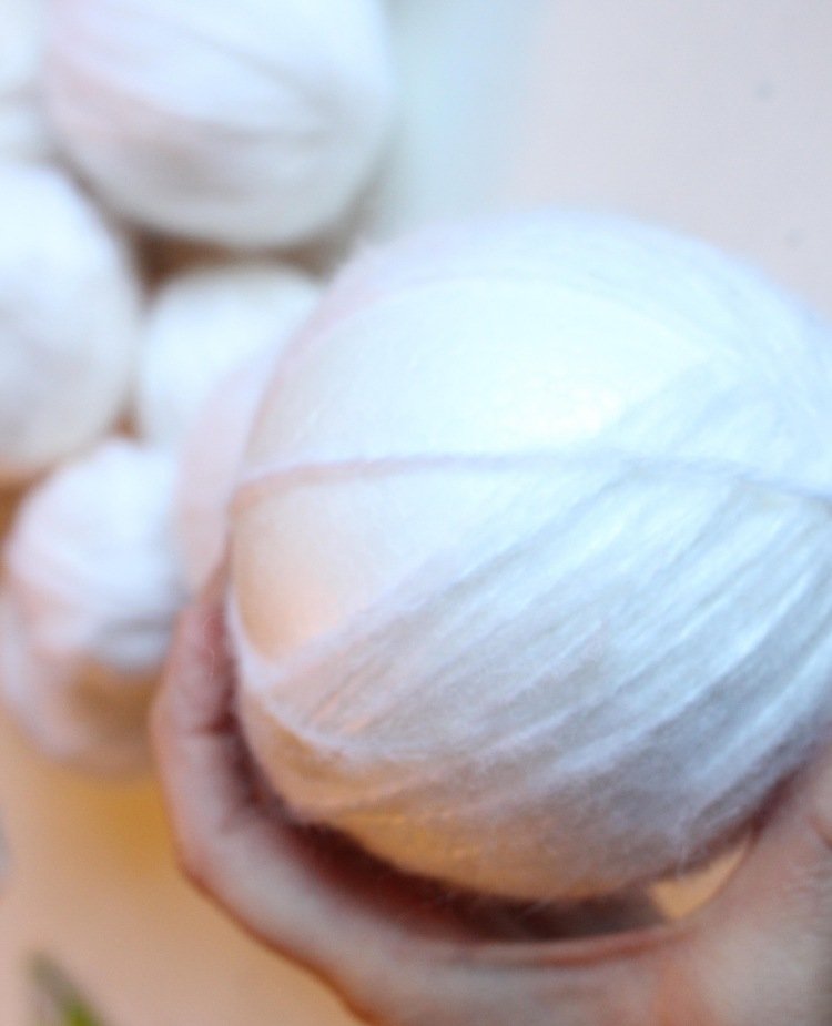 Omotajte priadzu okolo celej gule - nechajte ju prázdnu vzadu dverny veniec-vianocne-drotarske-navody-biela-polystyrenova-gulicka-priadza-obal-kreativna