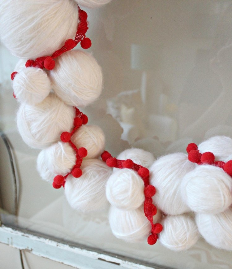 Guličky pekne poukladajte a ozdobte červenou girlandou veniec-vianocny-drotar-navod-priadza-gulicky-biela-nitka-pompony-cervena ozdoba