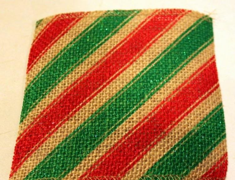 obdĺžnikový kus vrecoviny v zelenej a červenej farbe veniec na dvere-vianocny-drotar-navod-zelena-cervena-vrecovina-hruby kus