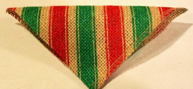 zložte kus látky na polovicu a vytvorte trojuholník dverný veniec-vianočný-drotár-návod-zelená-červená-látka-trojuholník-záhyby