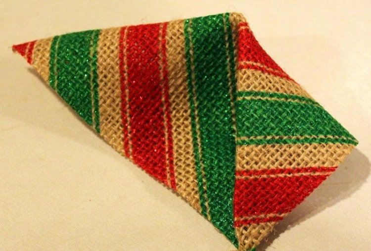 Zložte trojuholník nadol doprava a doľava veniec do vienka-vianoce-drotar-navody-zelena-cervena-latka-vrecovina