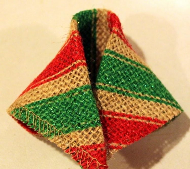 takto by sa mal skladať každý kus látky veniec do vienka-vianoce-drotar-pokyny-zelena-cervena-latka-zahyby-vrecovina