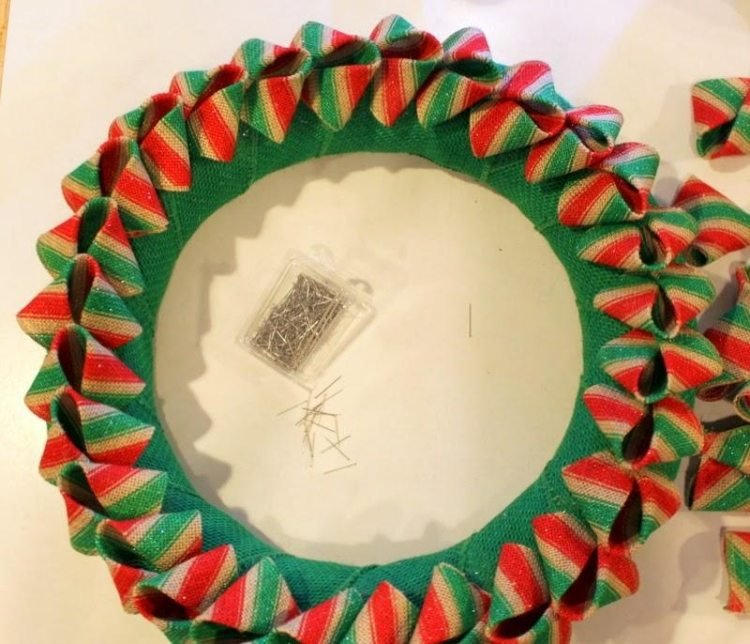 Pre krásny veniec do dverí umiestnite kúsky látky veľmi dobre dverny veniec-vianocne-drotarske-navody-pin-latkove-kusky-cervena-zelena-fix-diy