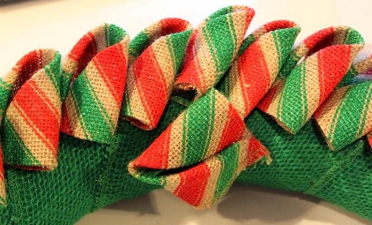 druhý rad kúskov látky poukladajte naopak venček-vianočný-drotár-návod-fix-látka-aranžmán-červeno-zelený