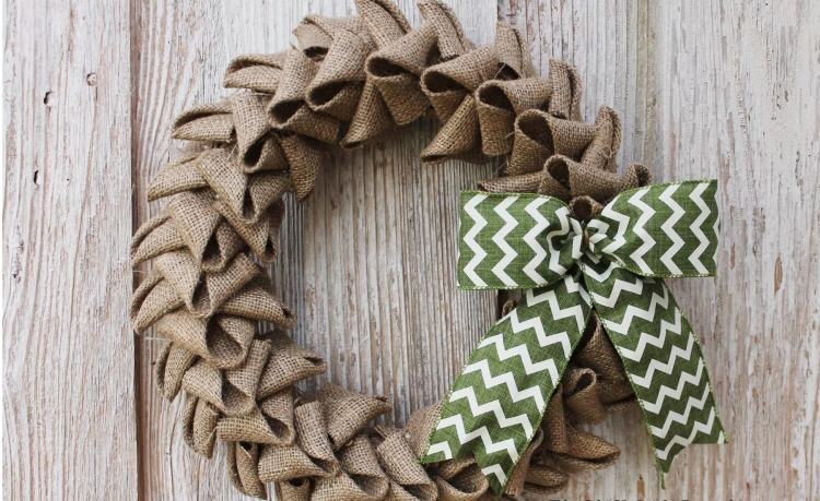 Veniec do dverí vyrobený z vrecoviny v prírodnej hnedej farbe veniec-vianocny-drotar-napady-latkove-vrecoviny-hnede-kreativne-krasne