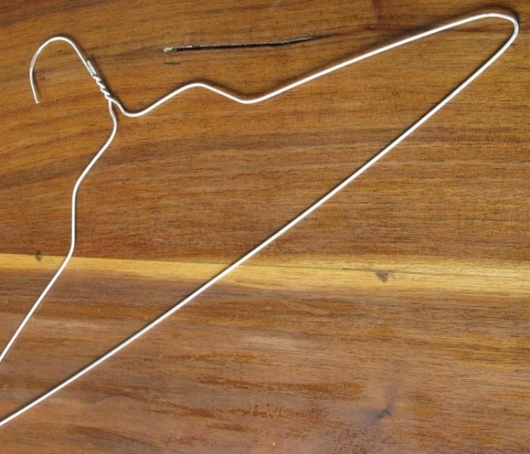 Na prsteň použite kovový alebo drôtený vešiak dverný veniec-vianočné drotárstvo-pokyny-vešiaky na šaty-ohýbanie drôtu-kreatívny nápad