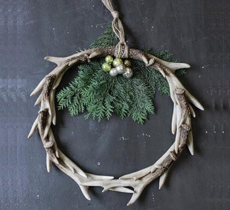 Veniec do dverí vyrobený z parožia s jedľovými konármi a ozdobený vianočnými guľami veniec-vianocny-drotar-napady-parohy-ozdoba-jedlove konare-vianocne gule