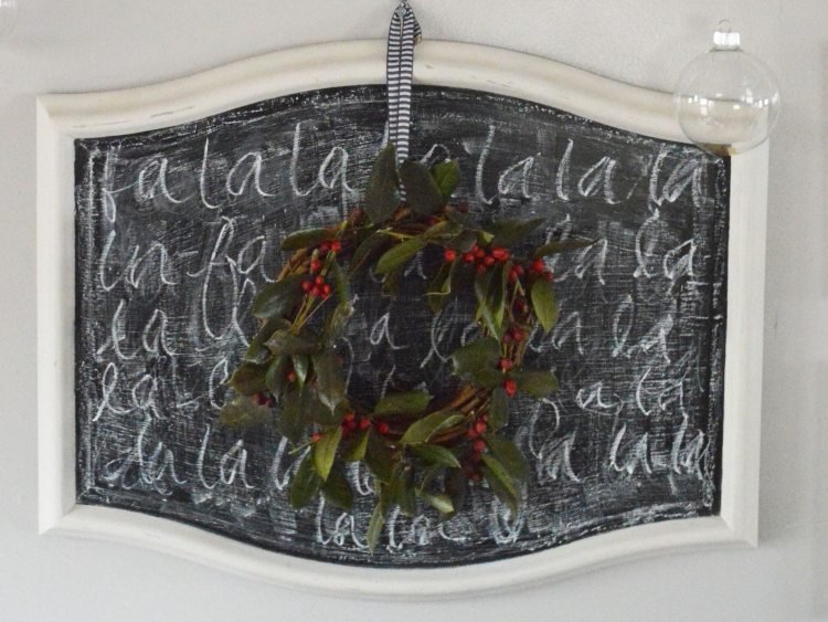 tradičný veniec z červených bobúľ a čierneho taniera ako pozadia veniec-vianocny-drotar-napady-rastlina-cervene-bobule-cierna-tabula-ram
