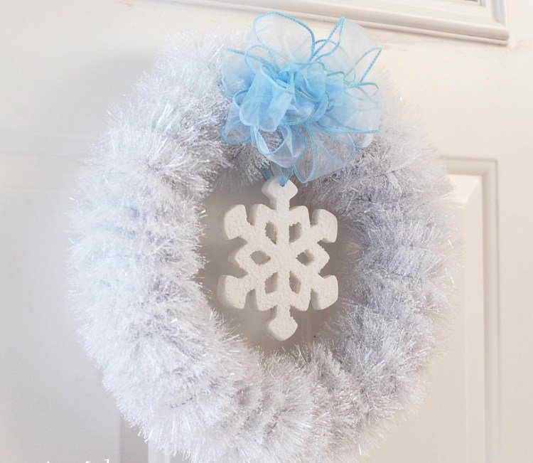 Biely veniec z umelej jedľovej girlandy so snehovou vločkou v strede veniec-vianočný-drotár-nápady-biela-umelá-jedľová girlanda-biela-strieborná-snehová vločka