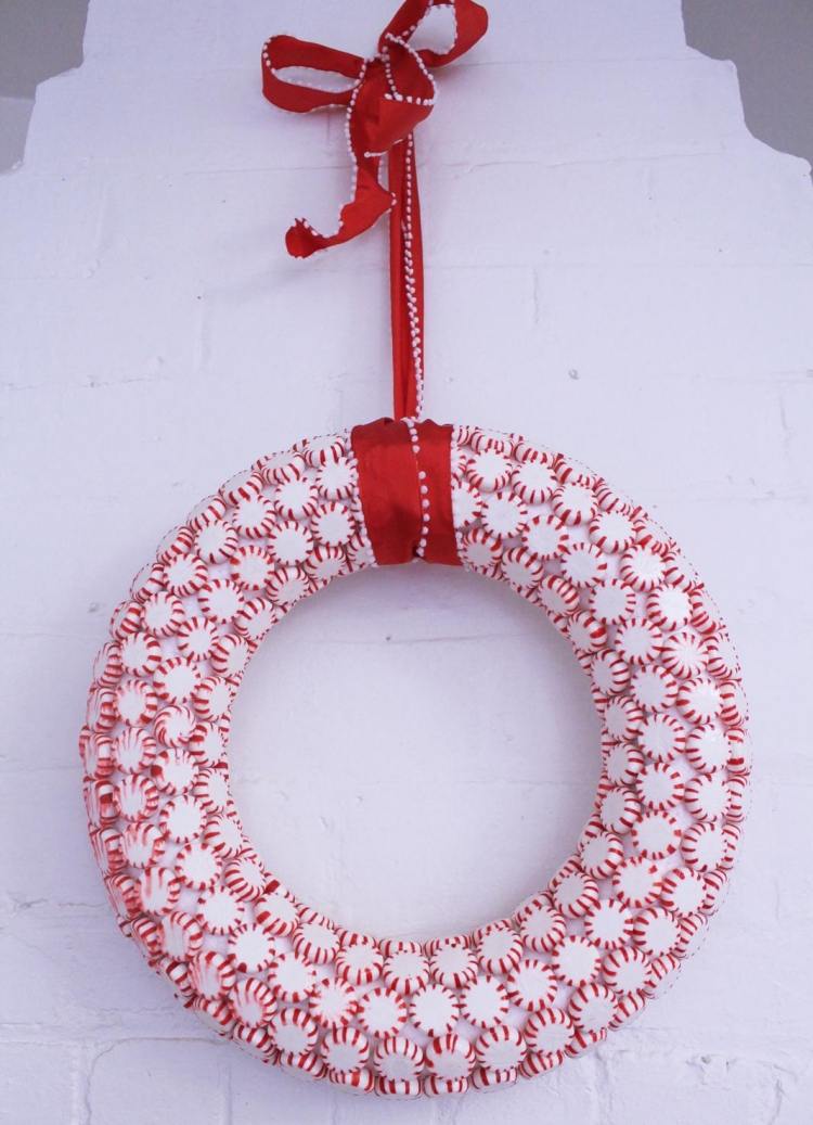 kreatívny cukrovo -sladký nápad - veniec z cukríkov dverný veniec-vianočné-drotárske-nápady-biela-červená-cukrík-jahodovo-krémová