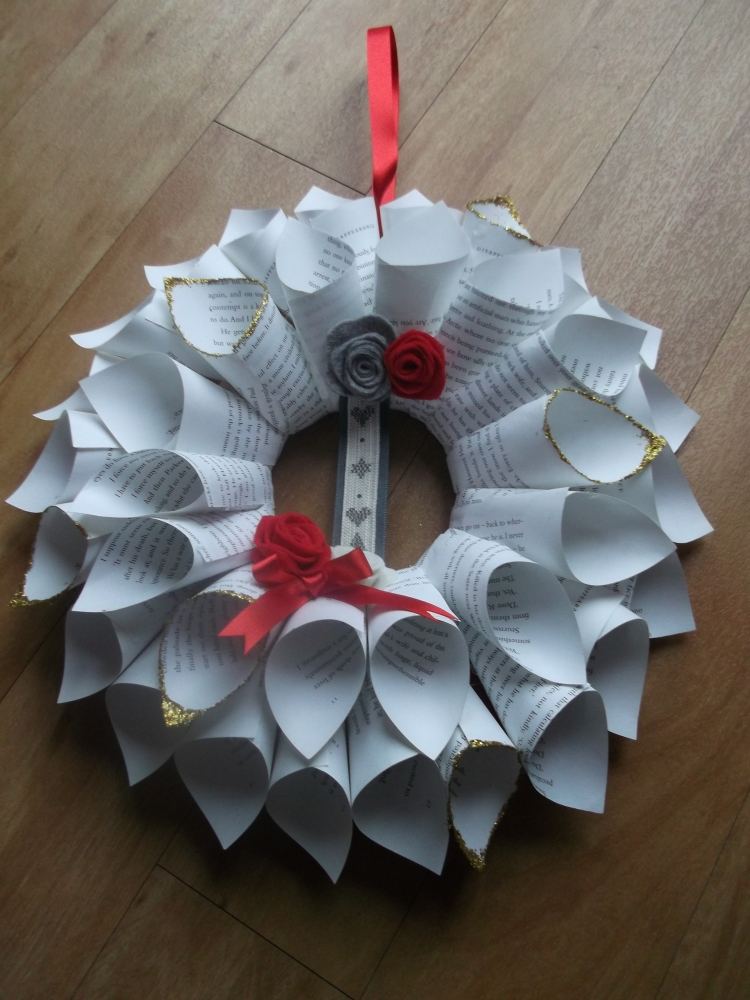 krásny veniec vyrobený z papierových lievikov so zlatými akcentmi dverný veniec-vianočné drotárstvo-nápady-papier-papier-lievik-novinový papier-trblietky