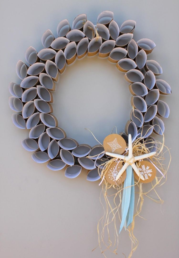 krásny veniec z roliek toaletného papiera nakrájaný na krúžky a mierne pokrčený veniec na dvere-vianoce-drotar-napady-toaletny-papierovy-rolky-prstene-karton-recyklacia