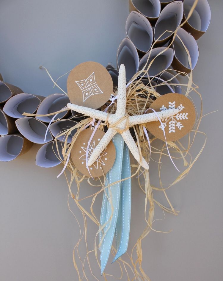 Vianočný veniec do dverí ozdobený morskou hviezdicou dverny veniec-vianoce-drotar-napady-toaletny-papierovy-rolky-kartonove-prstene-hviezdice-slama