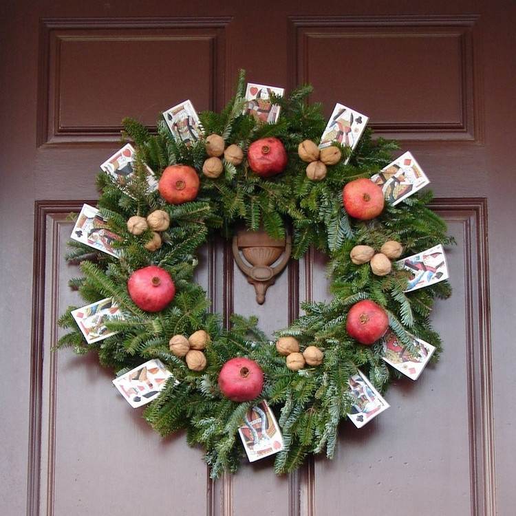 Vlašské orechy, granátové jablká a hracie karty ako ozdoba Veniec do dverí na vianočné jedľové konáre-orechy-granátové jablko-hracie karty