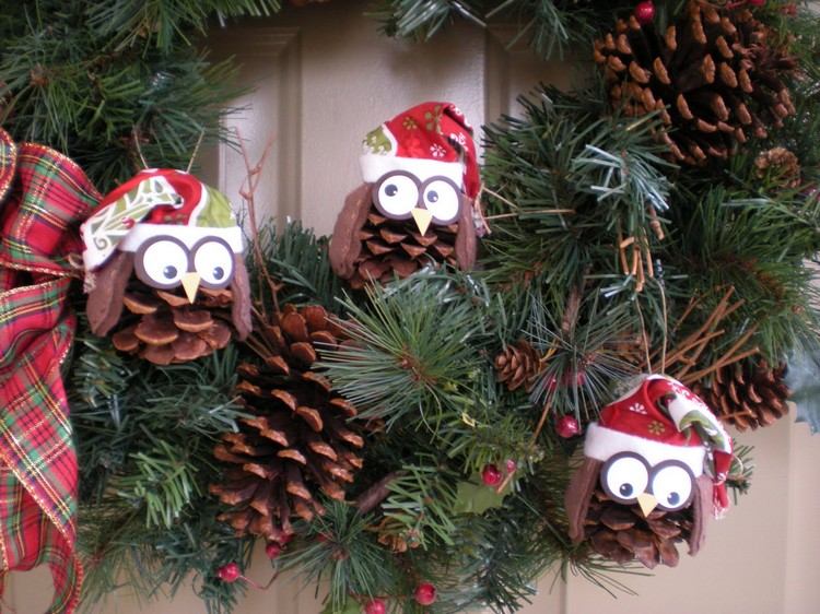 Vyrobte si vlastné sovy z borovicových šišiek Veniec na dvere na vianočnú sovu-kužeľ-plsť-papier