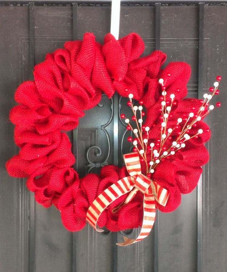 Veniec z červenej juty a vetvy bobúľ Veniec do dverí na vianočnú stužku z bobuľoviny z červenej juty